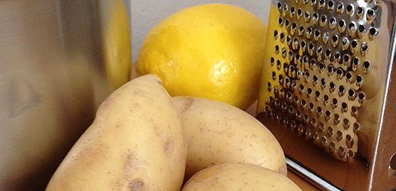 Wirksam gegen Pickel ist eine Maske aus Kartoffeln und Zitronensaft (Foto: KMG)