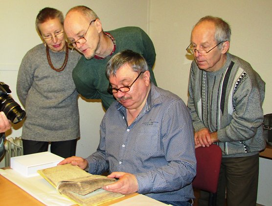 Arterner Heimatverein lie&szlig; 438 Jahre altes Buch sanieren (Foto: Andreas Schm&ouml;lling)