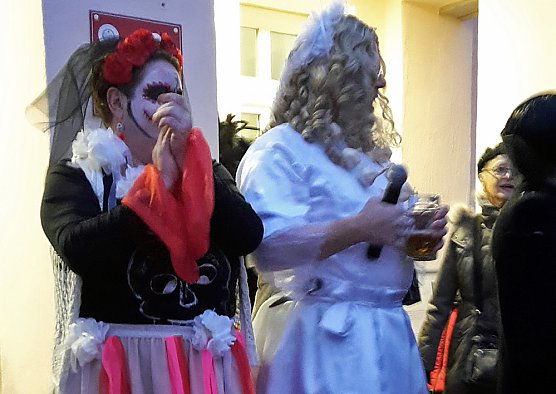 So feiert man anderorts (Foto: Karl-Heinz Herrmann) So feiert man anderorts (Foto: Karl-Heinz Herrmann)