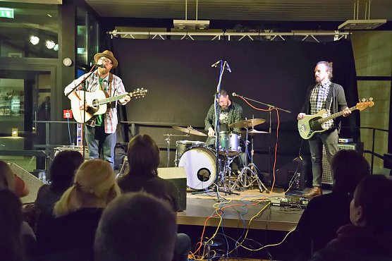 Unterhaltsamer Konzert-Abend mit spielfreudigen und gut aufgelegten Musikern (Foto: Fred Böhme) Unterhaltsamer Konzert-Abend mit spielfreudigen und gut aufgelegten Musikern (Foto: Fred Böhme)
