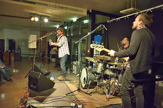 Unterhaltsamer Konzert-Abend mit spielfreudigen und gut aufgelegten Musikern (Foto: Fred Böhme) Unterhaltsamer Konzert-Abend mit spielfreudigen und gut aufgelegten Musikern (Foto: Fred Böhme)