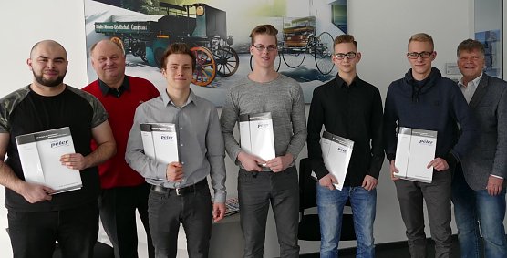 F&uuml;nf junge M&auml;nner erhielten Anstellungsvertr&auml;ge (Foto: H. Fischer)