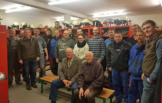 B&uuml;rgermeisterkandidat Steffen Gr&ouml;bel bei der Freiwilligen Feuerwehr Ebeleben (Foto: privat)