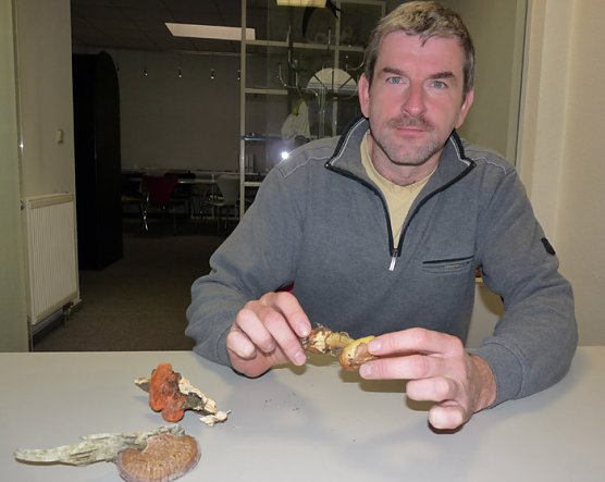 Pilzberater Ronald S&uuml;&szlig; (Foto: Karl-Heinz Herrmann)