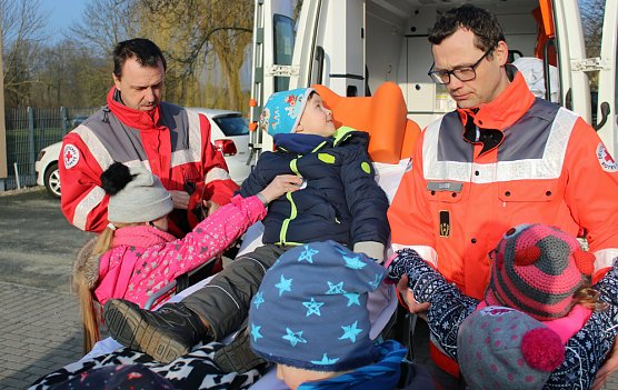 Erste Hilfe &Uuml;bung f&uuml;r Kindergartenkinder (Foto: Karl-Heinz Herrmann)