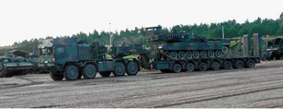 Paradeaufstellung auf dem Schlossplatz (Foto: Bundeswehr)