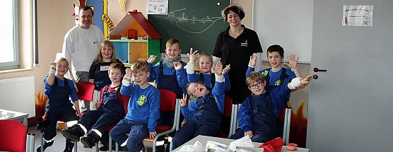 Junge Feuerwehrleute bei DRK-Ausbildung (Foto: Karl-Heinz Herrmann) Junge Feuerwehrleute bei DRK-Ausbildung (Foto: Karl-Heinz Herrmann)