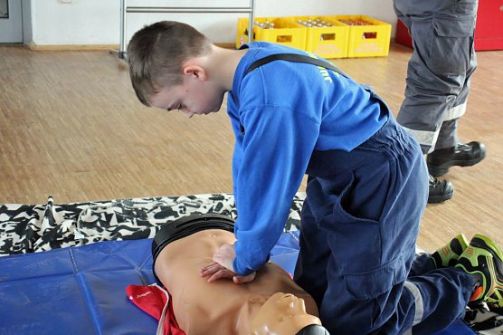 Junge Feuerwehrleute bei DRK-Ausbildung (Foto: Karl-Heinz Herrmann) Junge Feuerwehrleute bei DRK-Ausbildung (Foto: Karl-Heinz Herrmann)