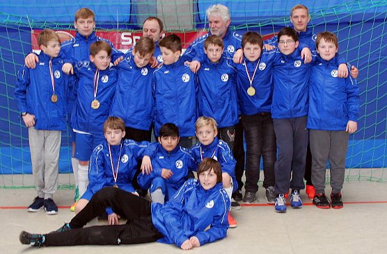 Wetterjacken übergeben (Foto: Blau / Weiß 91 Bad Frankenhausen e.V.) Wetterjacken übergeben (Foto: Blau / Weiß 91 Bad Frankenhausen e.V.)