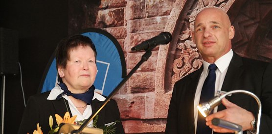 41 Jahre im Dienste der Bank: Heidrun Lange erhielt Gl&uuml;ckw&uuml;nsche von Peter Herbst (Foto: nnz)