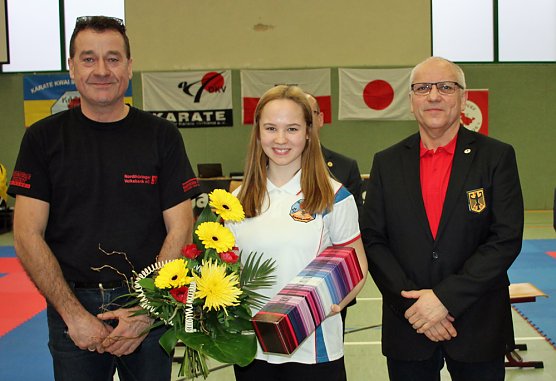 Feierlich verabschiedet (Foto: Karl-Heinz Herrmann) Feierlich verabschiedet (Foto: Karl-Heinz Herrmann)