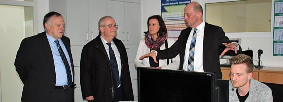 Der besondere runde Ordner f&uuml;r den Wirtschaftsminister (Foto: Karl-Heinz Herrmann)