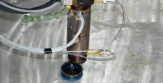 Der besondere runde Ordner f&uuml;r den Wirtschaftsminister (Foto: Karl-Heinz Herrmann)