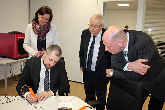 Der besondere runde Ordner f&uuml;r den Wirtschaftsminister (Foto: Karl-Heinz Herrmann)