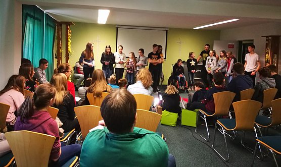 Junge Leute auf der Suche (Foto: Karl-Heinz Herrmann) Junge Leute auf der Suche (Foto: Karl-Heinz Herrmann)