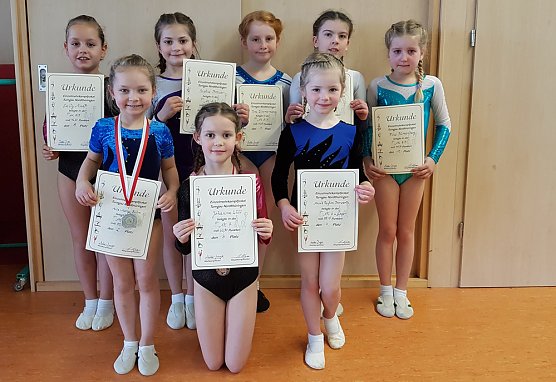 Mit Pokalen und Medaille zur&uuml;ck (Foto: SV Gl&uuml;ckauf Sondershausen)