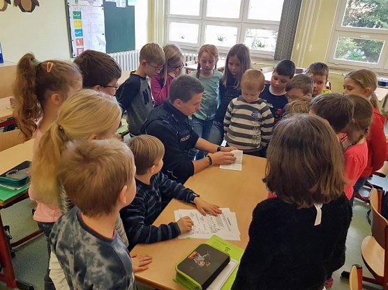 Aufregende Stunden mit polizeilicher Unterstützung (Foto: GS Hohenebra) Aufregende Stunden mit polizeilicher Unterstützung (Foto: GS Hohenebra)