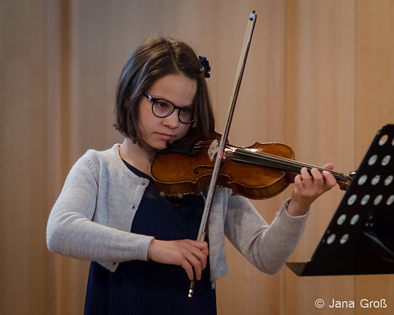 13 junge Geiger am Gr&uuml;ndonnerstag im Konzert (Foto: Jana Gro&szlig;)