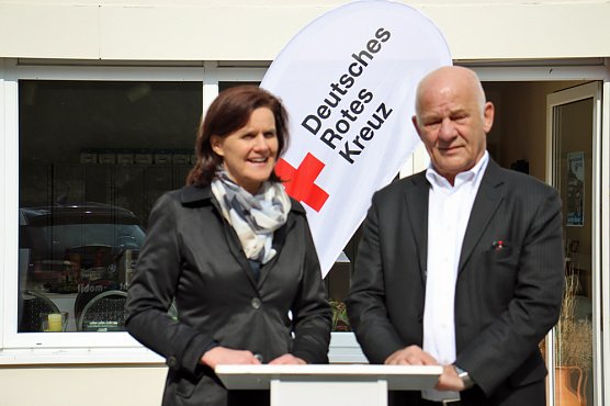 DRK mit E-Auto zum Testen (Foto: Karl-Heinz Herrmann)