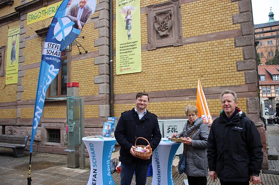 Ostereierverteilung im Zeichen des Wahlkampfes (Foto: Karl-Heinz Herrmann)