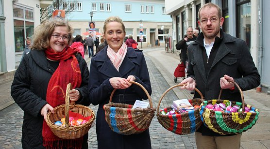 Ostereierverteilung im Zeichen des Wahlkampfes (Foto: Karl-Heinz Herrmann)