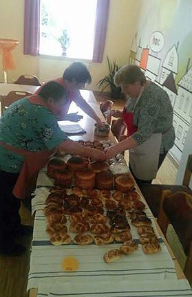 Die Osterbrotbäckerei im hoc. (Foto: "Kontakt") Die Osterbrotbäckerei im hoc. (Foto: "Kontakt")