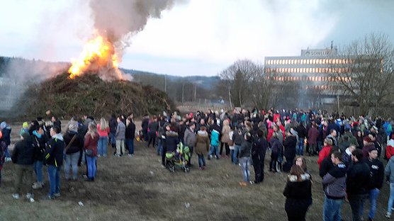 Stimmung beim Osterfeuer mit Hindernissen (Foto: Karl-Heinz Herrmann) Stimmung beim Osterfeuer mit Hindernissen (Foto: Karl-Heinz Herrmann)