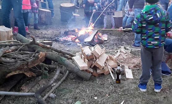 Stimmung beim Osterfeuer mit Hindernissen (Foto: Karl-Heinz Herrmann) Stimmung beim Osterfeuer mit Hindernissen (Foto: Karl-Heinz Herrmann)