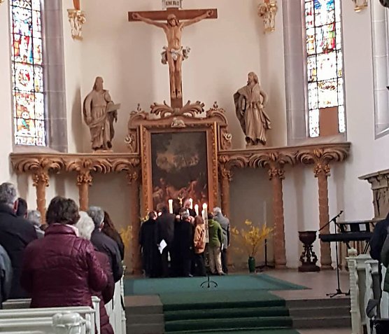 Ostereiersuche im Pfarrgarten. (Foto: Sp&auml;taussiedlerinitiative "Kontakt")