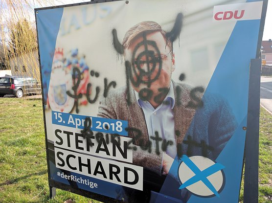 Erneut gro&szlig;fl&auml;chige Beschmierung von Wahlplakaten (Foto: Stefan Schard)