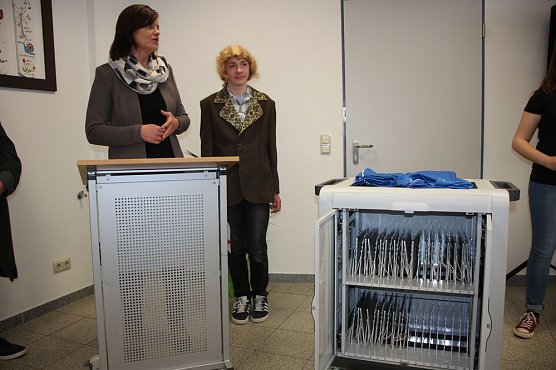 Landr&auml;tin &uuml;bergibt neues Schulgeb&auml;ude (Foto: Karl-Heinz Herrmann)