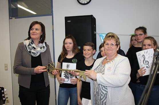 Landr&auml;tin &uuml;bergibt neues Schulgeb&auml;ude (Foto: Karl-Heinz Herrmann)