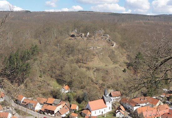 Wanderung zur Questenburg (Foto: Biosphärenreservat Karstlandschaft Südharz) Wanderung zur Questenburg (Foto: Biosphärenreservat Karstlandschaft Südharz)