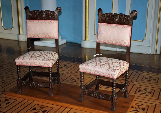 Restaurierte Stühle wieder im Schlossmuseum (Foto: Karl-Heinz Herrmann) Restaurierte Stühle wieder im Schlossmuseum (Foto: Karl-Heinz Herrmann)