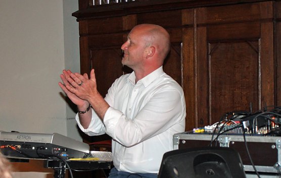 Die "Hütte" war voll - Frühlingsfest (Foto: Karl-Heinz Herrmann) Die "Hütte" war voll - Frühlingsfest (Foto: Karl-Heinz Herrmann)