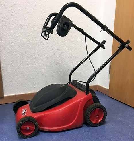 Woher kommt der Rasenmäher? (Foto: Polizei) Woher kommt der Rasenmäher? (Foto: Polizei)