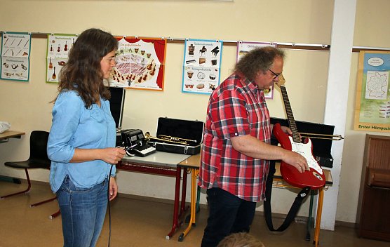 Mit viel Spa&szlig; Instrumente getestet (Foto: Karl-Heinz Herrmann)