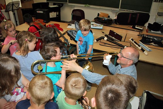 Mit viel Spa&szlig; Instrumente getestet (Foto: Karl-Heinz Herrmann)