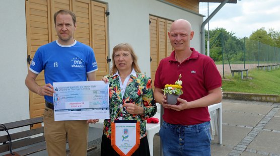 400 Euro an VfB Oldisleben &uuml;bergeben (Foto: Die Linke)