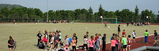 GS Franzbergschule bei Bundesjugendspielen (Foto: Karl-Heinz Herrmann) GS Franzbergschule bei Bundesjugendspielen (Foto: Karl-Heinz Herrmann)