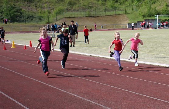 GS Franzbergschule bei Bundesjugendspielen (Foto: Karl-Heinz Herrmann) GS Franzbergschule bei Bundesjugendspielen (Foto: Karl-Heinz Herrmann)