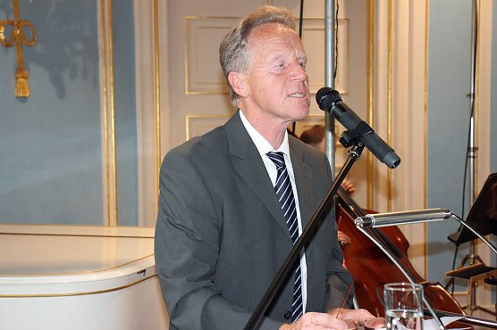 Mit Festakt verabschiedet (Foto: Karl-Heinz Herrmann) Mit Festakt verabschiedet (Foto: Karl-Heinz Herrmann)