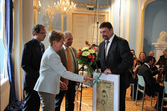 Mit Festakt verabschiedet (Foto: Karl-Heinz Herrmann) Mit Festakt verabschiedet (Foto: Karl-Heinz Herrmann)