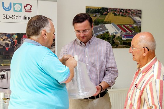 Spendenglocken f&uuml;r Trinitatiskirche in Empfang genommen (Foto: 3D-Schilling)