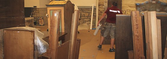 Sch&auml;tze werden verstaut (Foto: Karl-Heinz Herrmann)