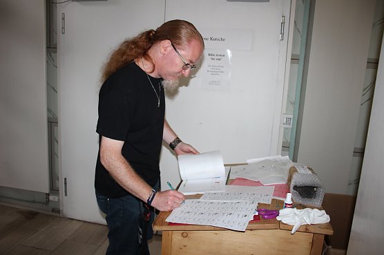 Sch&auml;tze werden verstaut (Foto: Karl-Heinz Herrmann)