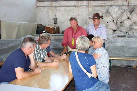 Die BRSG nimmt Ma&szlig; (Foto: Karl-Heinz Herrmann)