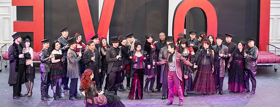 La traviata mit glanzvoller Premiere (Foto: Andr&aacute;s Dobi)