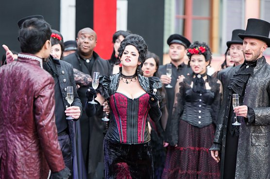 La traviata mit glanzvoller Premiere (Foto: Andr&aacute;s Dobi)