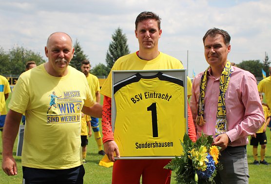 Verabschiedet und begr&uuml;&szlig;t (Foto: Karl-Heinz Herrmann)